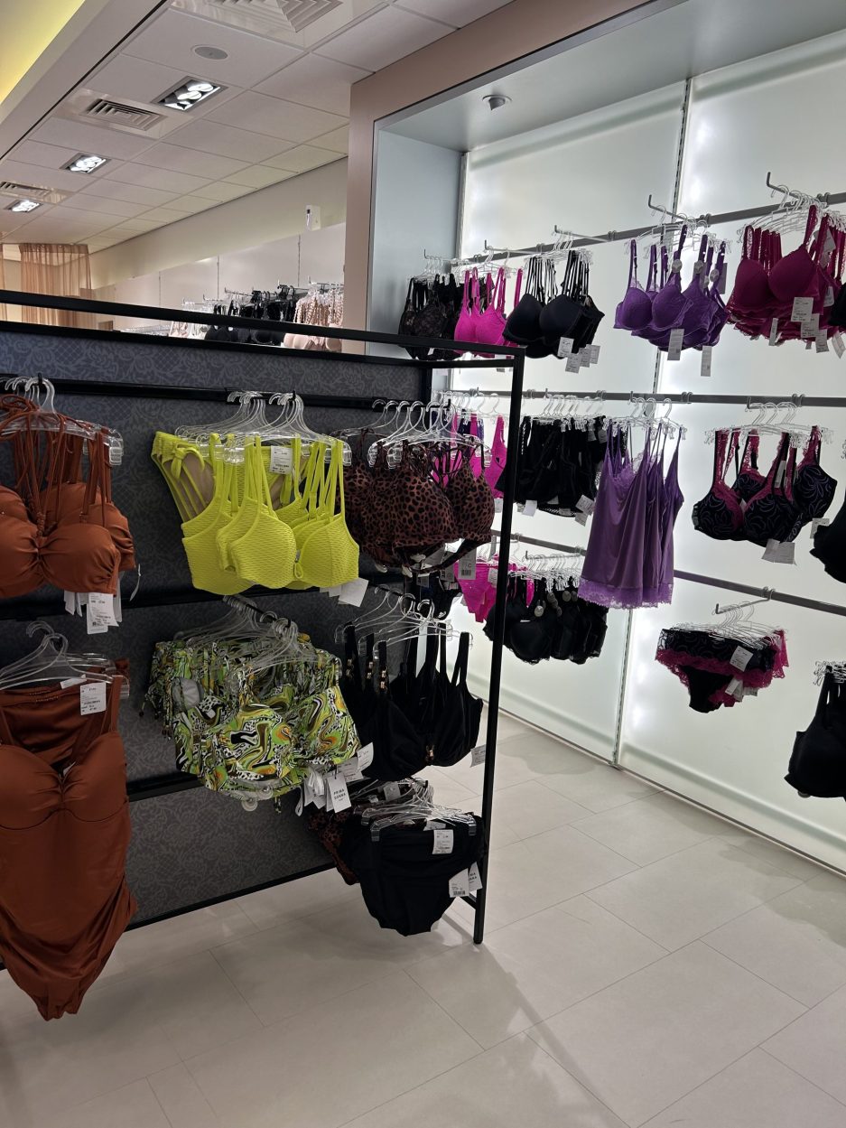 Collectie badmode en lingerie in de winkel